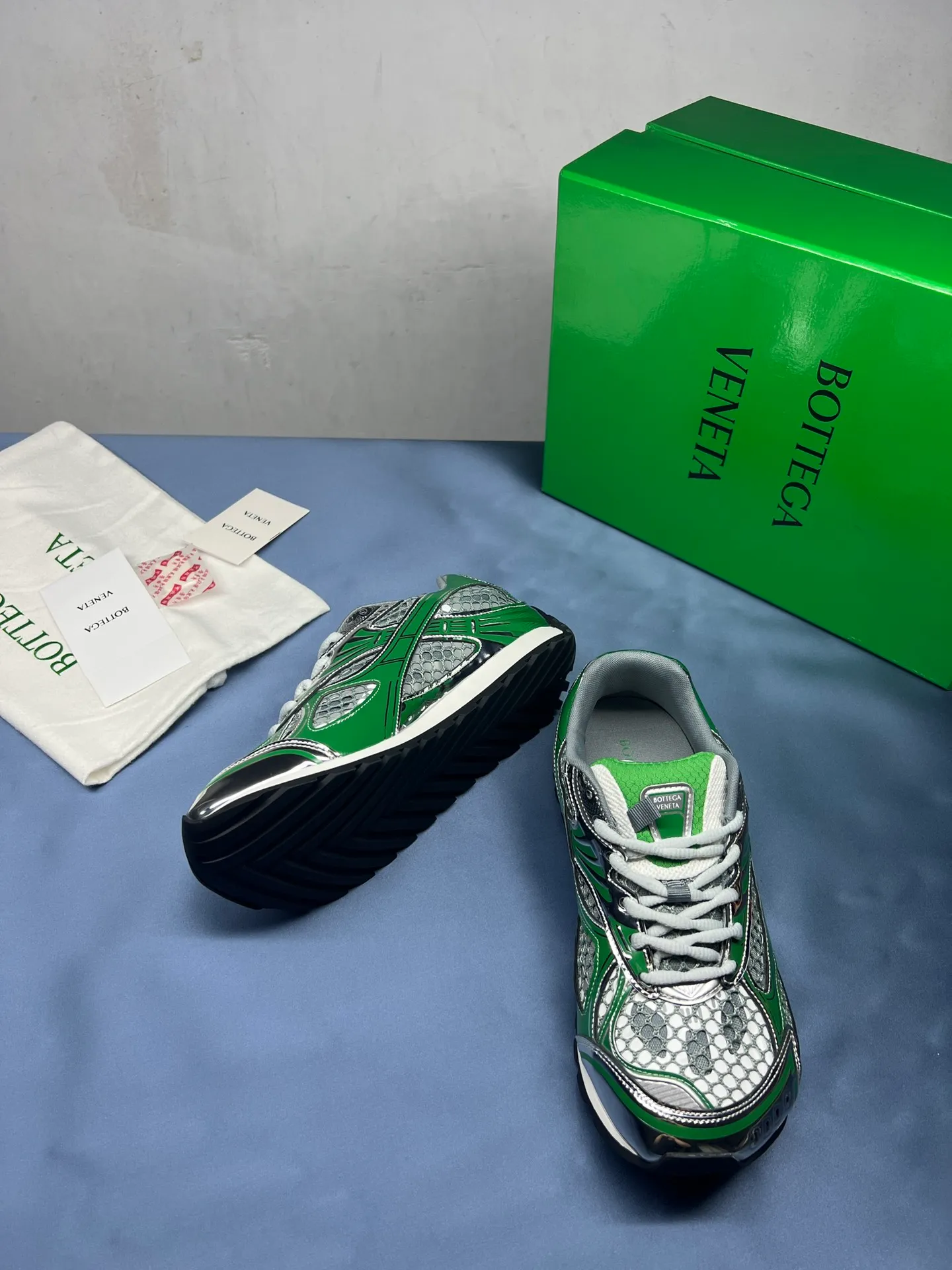 👟👟Ex-factory price 600👟👟 Men's size +10 Real photos 🔥🔥BV Orbit sneakers Wang Yibo's same style couple's dad shoes Runner sneakers, made of lightweight technical mesh fabric. Matched with geometric pattern designed rubber outsole, Wang Zha series high version. Look for the package technology. It is actually a lot taller, but the legs are still slim. Very nice, playable and durable. Matched to the standard💯 Package shoe technology. Look for the high version. The outsole is made of color-blocked TPU outsole. Women's model 35 36 37 38 39 40 41 42 (40 41 42 43 44 45 customized) (Customer logo can be accepted without refund or exchange at a favorable price) Equipped with original packaging
